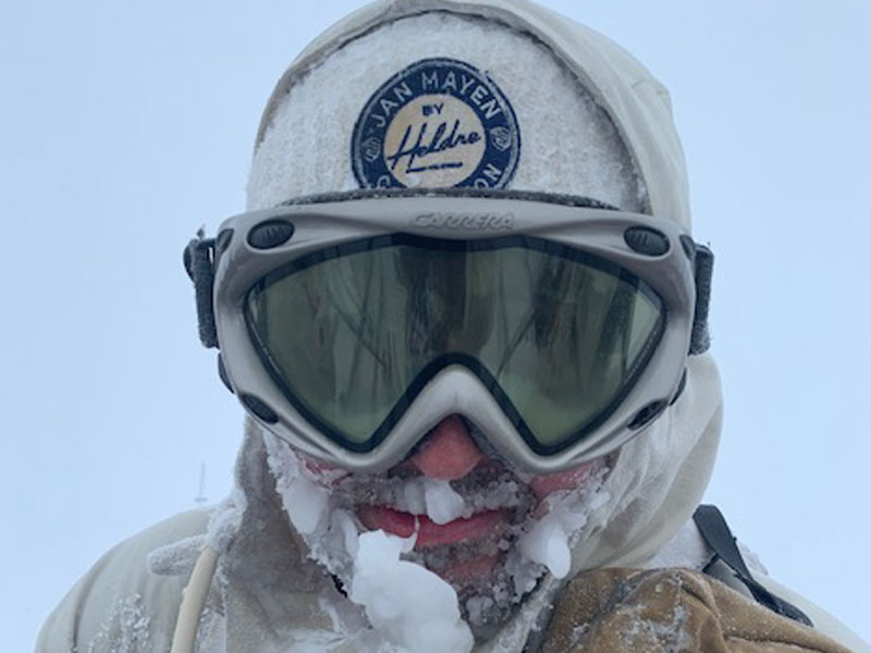 person på skitur i snøvær